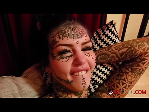 Татуированная красотка Amber Luke жаждет большого члена 10 мин.