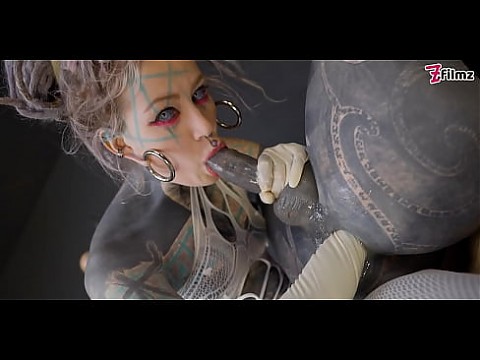 ТРАНС АНАЛ растягивается от TATTOOED dominatrix - фистинг в задницу женское доминирование пары (готика, панк, альтернативное порно) ZF163 3 мин.