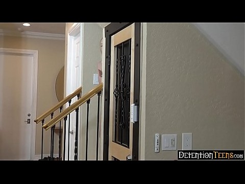 Тини-нудистка Кейт Блум продолжает нарушать правила дома 8 мин.