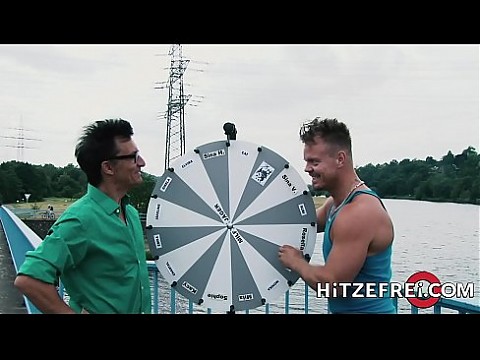 Татуированный немецкий младенец доит большой член