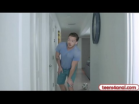 Любопытной латинке-тинке нужна помощь с ее новой анальной пробкой 6 мин.