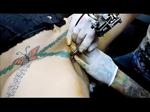 LE PINTAMOS EL CULO Y LA CONCHA A LA PUTA , LA PREPARAMOS PARA LAS PROXIMAS ORGIAS