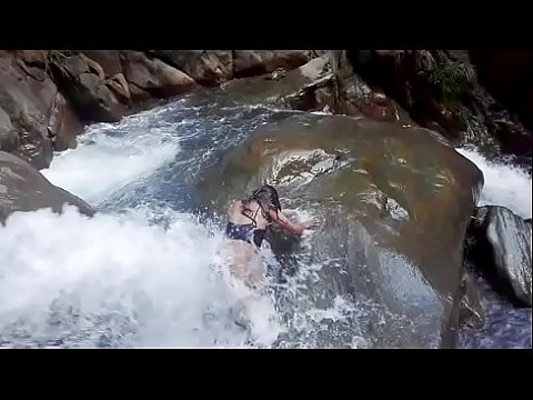 Lilyan se da un chapuzón muy atrevido al borde de una cascada
