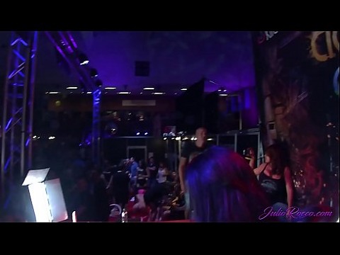 Las hermanas Ortega follando un pollón en público