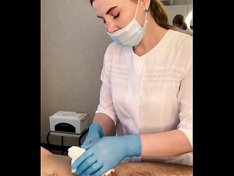 Пациент мощно кончает во время процедуры обследования в руках врача. 3 мин.