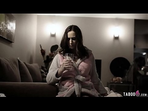 Подросток с огромными сиськами и отчим занимаются сексом в комнате родителей 6 мин.