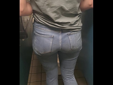 Публичная кабинка на работе, работницу с большой шикарной задницей трахнули раком 3 мин.