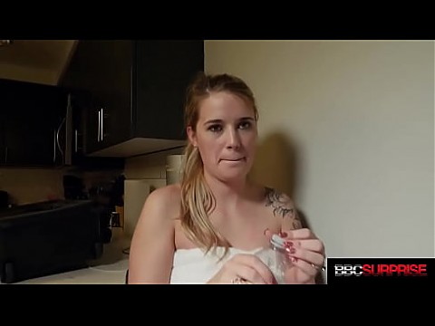 Первый межрасовый секс! Техасская блондинка Holly доит огромный темный хуй! 12 мин.