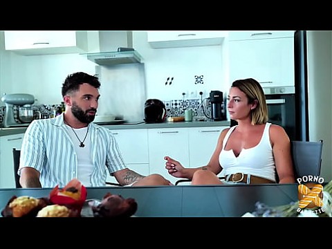 Пэм, блондинка с большой грудью, раздвигает свою задницу так, как она хотела 15 мин.