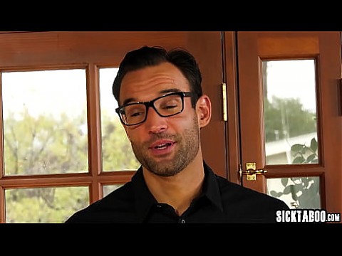 Кудрявая темнокожая тинка Сесилия Лайон долбит свою задницу на большом твердом члене отчима 6 мин.