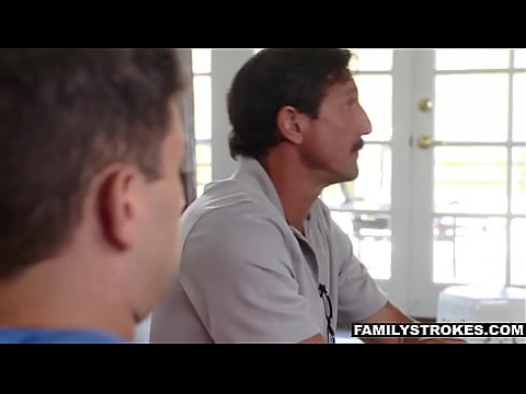 Крошечная мачеха-милфа и сын трахаются во время футбольного матча 13 мин.