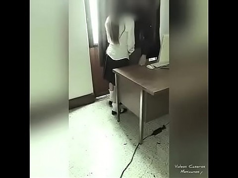 КАМЕРА записывает УЧИТЕЛЯ И УЧЕНИКА в школьном офисе! Мексиканская школьница трахается с PROFE за ЛУЧШУЮ РЕЙТИНГ! Настоящее любительское видео! 7 мин.
