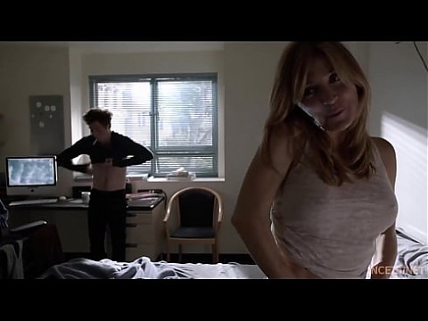 Как ее зовут?? Plzz никого 2 мин.