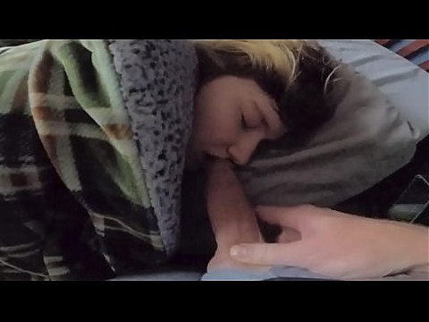 Крошечная молодая женщина наслаждается завтраком в постели 10 мин.