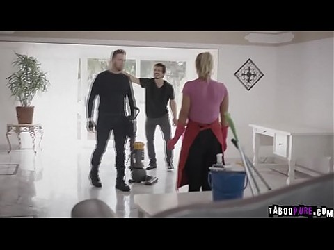 Кэндис Дэйр по очереди сосала члены Робби Эхо и Джонни Гудлака, пока они не кончили ей на лицо 6 мин.