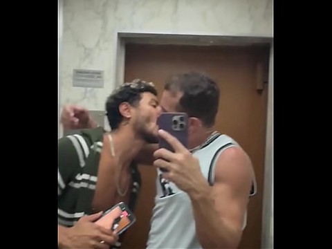 Кормление грудью в лифте 11 мин.