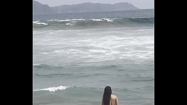 играя голышом перед морем 6 мин.