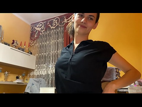 Худенькая подруга изо всех сил пытается взять его большой член 10 мин.