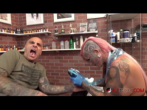 Evilyn Ink с большими сиськами татуирует Sascha, затем трахается 10 мин.