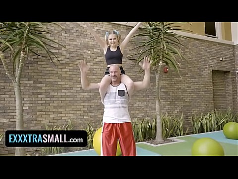 Exxxtra Small - Великолепная крошечная блондинка сделает все, чтобы попасть в команду, даже трахнув своего тренера 13 мин.