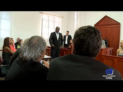 Эти красивые шлюшки трахаются на глазах у судьи в суде 15 мин.