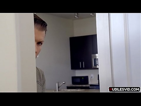 Эмили Уиллис и Мона Уэльс шпионят за пасынком и приглашают 7 мин.