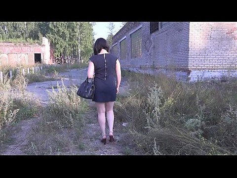 Брюнетка с сочной жопой в общественной примерочной комнате в торговом центре примеряет разные блузки и узкие джинсы. А потом гуляет на улице в коротком платье и без трусов. Она иногда поднимает платье повыше, показывает красивый приклад и волосатую киску.