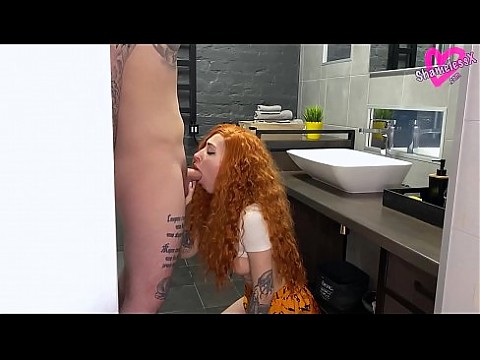 Бесстыжая Рыжая Малышка Заглатывает Хуй и Трахается Раком