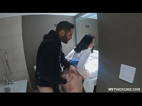 Белая девушка с большой шикарной задницей, Violet Rain давится членом незнакомца 6 мин.