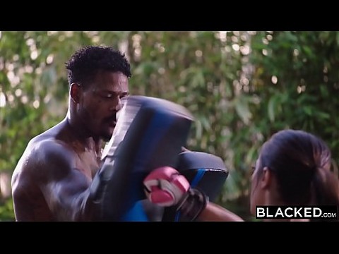 BLACKED Она была слишком отвлечена большим черным членом, поэтому она его трахнула 12 мин.