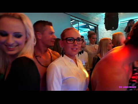 Bunch of women fucking with strippers 22 мин.