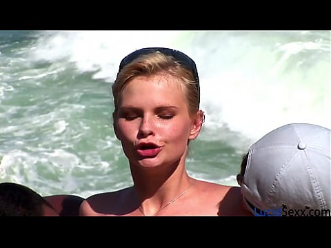 Блондинка-крошка с идеальными огромными сиськами принимает два члена и трахается в свою задницу, прежде чем наполнить сиськи сливками и съесть порцию спермы 10 мин.