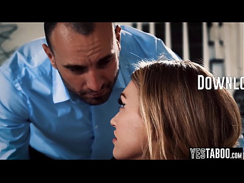 Беспомощная миниатюрная блондинка-мамочка трахается с хитрым зрелым парнем 6 мин.