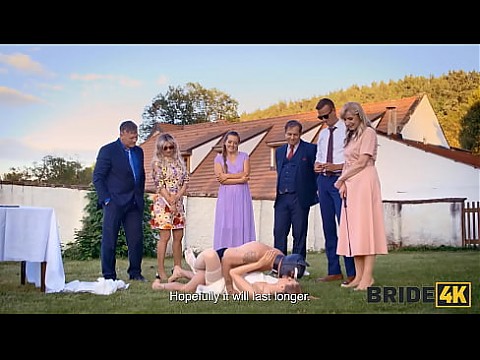 BRIDE4K. Соблазнительная невеста с натуральной грудью занимается извращённым сексом с женихом, одетым как гончая. 17 мин.