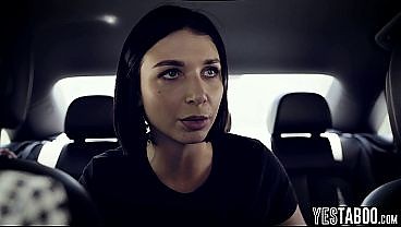 Бунтарка с большой грудью заставляет строгого надзирателя смотреть, как её трахают в задницу. 6 мин.