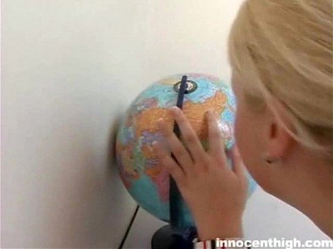 блондинка школьница наклонилась, чтобы ее проф, чтобы проникнуть в нее сзади 5 мин.