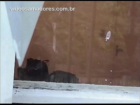 Возбужденный мужик смотрит на свою подругу с другим парнем, записывает трах видео, не беспокоя парочку