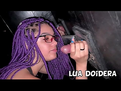 В будке для свинг-вечеринки я отсосала много членов в глорихол, а потом мне понравилось на члене другого мужчины, и он навалился на меня 7 мин.