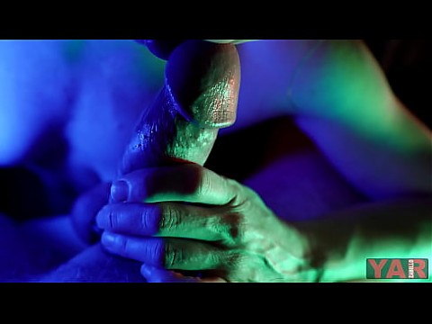 взрослый в маске кусает головку члена и крайнюю плоть зубами заставляет минет кончить ей в рот 12 мин.