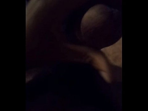 Возбужденный мужчина бьет свой член, чтобы приостановить сцены секса после курения марихуаны и поедания пиццы (фильм для взрослых) 8 мин.