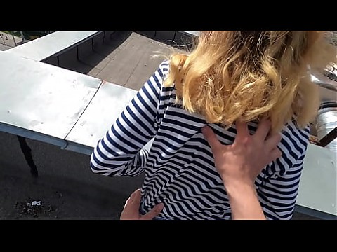 встреча на крыше закончилась сексом и окончанием на лицо. 6 мин.