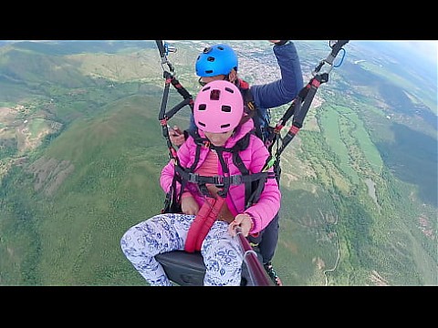 Влажная киска БРЫЗГАЕТ В НЕБЕ НА ВЫСОТЕ 2200М В ОБЛАКАХ, ПЛАНИРУЯ НА ПАРАПЛАНЕ 18 мин.