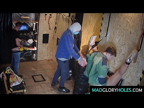 Возбужденную милфу трахнули в гэнгбэнге и поедают сперму 10 мин.