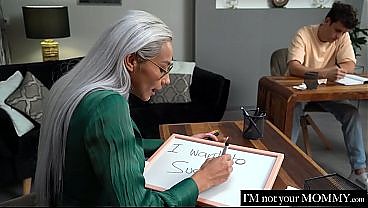 Возбужденная латиноамериканская учительница Вероника Лил: Трахни мою мокрую киску сильнее в изоляторе. Алекс Чарджер 15 мин.