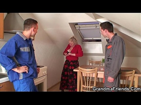 Старая вдова обслуживает двух ремонтников 6 мин.