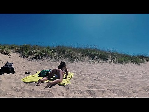 Шикарная русская девушка-нудистка Саша Бикеева дразнит тебя и сводит с ума своим идеальным телом на берегу Атлантического океана