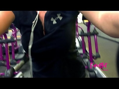 Шлюха, лактирующая, мастурбирующая и писающая в общественном спортзале