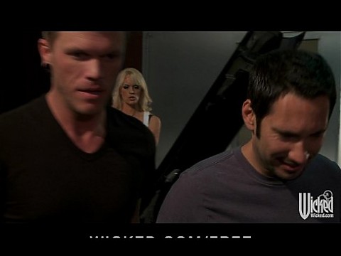 Сисястую милфу-блондинку Сторми Дэниелс трахнули на капоте ее машины 5 мин.