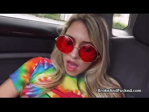 Сексуальная хиппи отсасывает член на переднем сиденье 6 мин.