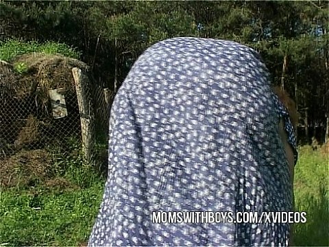 Старую зрелую на улице трахнули в траве 12 мин.